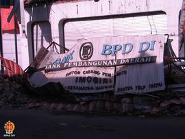 Bank  Kerusakan bangunan Bank BPD DIY Kantor Cabang Imogiri, tampak reruntuhan bangunan dan plaka...