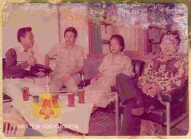 Ny. Mayor CPM Budi Permana beramah tamah dengan para pendamping Sri Sultan Hamengku Buwono IX.