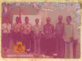 Sri Sultan Hamengku Buwono IX (baju batik) foto bersama dengan pembina-pembina gugus depan Pramuk...