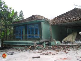 Kondisi sebuah rumah di Dusun Ndahromo, Segoroyoso, Pleret, Bantul setelah diguncang gempa, tampa...