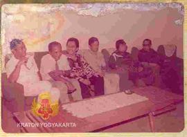Para pejabat Banda Aceh menunggu kehadiran Sri Sultan Hamengku Buwono IX tampak Mayor CPM Budi Pe...
