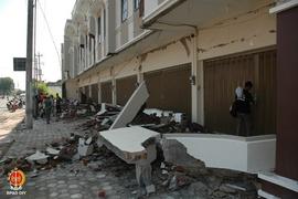 Bangunan Cokro Square di Jalan HOS Cokroaminoto yang rusak setelah diguncang gempa berkekuatan 5,...