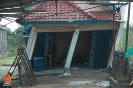 Kerusakan rumah pemilik bengkel las di daerah Kweni Jalan Bantul, tampak pilar- pilar rumah patah...