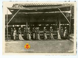 Salah satu kesukaan Sri Sultan HB VIII adalah bedaya yang mengenakan busana kina (busana model la...