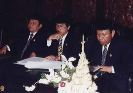 Tampak dari kiri ke kanan para pimpinan DPRD Prop. DIY: Drs. Suprastowo, Drs. Khairudin dan Herma...