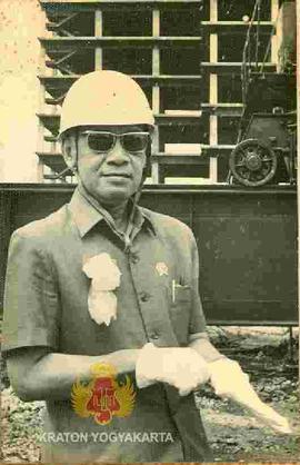 Sri Sultan Hamengku Buwono IX sedang menggunakan sarung tangan yang akan digunakan untuk melindun...