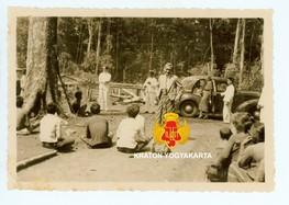Tampak KRT Dirjakusuma berdiri di depan para transmigran yang berasal dari Yogyakarta, dan berada...