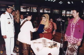 BRAy Retnomartani disalami oleh Ibu Syarwan Hamid setelah memberikan kenang-kenangan. Tampak di b...