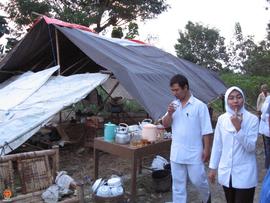 Paramedis sedang berada di dekat tenda darurat yang menjadi tempat tinggal sementara di daerah Ng...