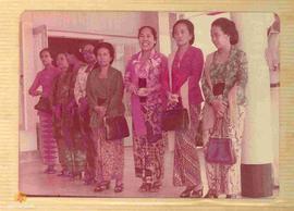 Ibu Ketua DPRD Tk. I Bengkulu didampingi Ibu-Ibu Muspida Tk. I siap menaburkan beras kunyit dan p...