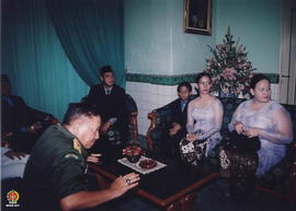 KRT Wiranegara berbincang-bincang dengan Paku Alam IX dan 2 putri Sri Sultan Hamengku Buwono X di...