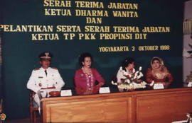 Sri Sultan HB X , GKR Hemas,Ketua Dharma Wanita Pusat Ny Syarwan Hamid dan Ketua Dharma Wanita Pr...