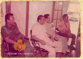 Kunjungan Sri Sultan Hamengku Buwono IX, tampak Sri Sultan Hamengku Buwono IX duduk bersama para ...