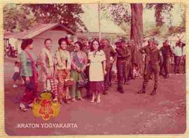 Para tentara beserta ibu-ibu sedang berdiri menunggu kedatangan Sri Sultan Hamengku Buwono IX.