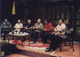 Gubernur DIY Sri Sultan Hamengku Buwono X berbincang-bincang dengan pembawa acara dialog, Angger ...