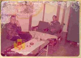 Kunjungan Sri Sultan Hamengku Buwono IX, tampak Sri Sultan Hamengku Buwono IX duduk bersama salah...