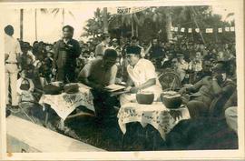 Sri Sultan duduk berdampingan dengan Moenadi dalam kunjungannya di Pengging dengan suguhan kelapa...