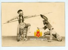 Harya Brajanagara (Raden Panji Handaga) berperang melawan prajurit Patani dengan menggunakan tombak.