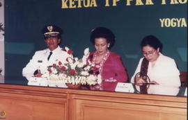 Tampak Kanjeng Ratu Hemas diapit Sri Sultan HB X (Gubernur DIY) dan Ny.Syarwan Hamid dalam acara ...