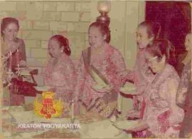 Gusti Putri Mangkunegoro VIII (paling kiri), 3 istri Sultan HB IX KRAy Pintoko Purnomo (2 dari ki...