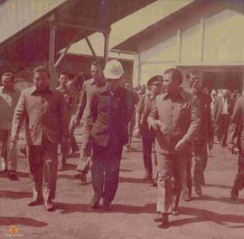 Wakil Presiden RI, Sri Sultan Hamengku Buwono IX (mengenakan topi) beserta rombongan berjalan di ...