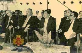 Wiratman Wangsadinata (depan no 2 dari kanan) duduk diantara tamu undangan yang lain pada Upacara...