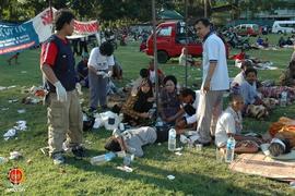 Suasana posko pertolongan pertama korban gemba di lapangan Dwi Windu Bantul. Beberapa relawan sib...