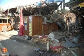 Kondisi Pasar Niten di Jalan Bantul pasca gempa bumi 27 Mei 2006, tampak beberapa lemari masih ut...