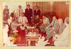 Suasana ramah tamah pada acara Peresmian Kampus APMD Yogyakarta tanggal 26 Februari 1982. Tampak ...