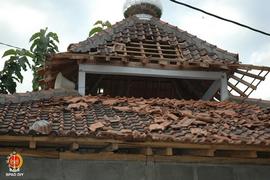 Kondisi atap Masjid Darrul Hajar di Perumahan Trimulyo Blok III di Dusun Blawong II, Jetis, Bantu...