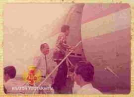Rombongan Sri Sultan Hamengku Buwono IX memasuki pesawat akan meninggalkan Banda Aceh.