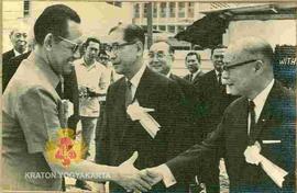 Sri Sultan Hamengku Buwono IX berjabat tangan dengan tim dari Mitsui & Co.Ltd, Perusahaan Mul...