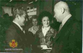 Wakil Presiden Yugoslavia Stevan Doronjski diterima oleh Gubernur DKI Jaya Tjokropranolo (kiri) d...