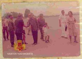 Sri Sultan Hamengku Buwono IX meninggalkan Banda Aceh  tampak sedang berjabat tangan.
