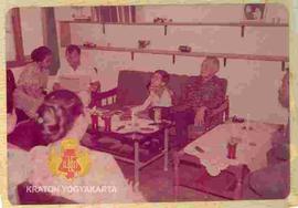 Sri Sultan Hamengku Buwono IX duduk bersama kedua cucu (Arianto Satigi Budianto dan Brahmanto Nur...