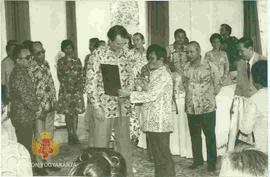 Gubernur Jawa Barat Aang Kunaefi menyerahkan tanda mata di Istana Bogor.