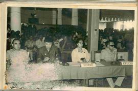 Sri Sultan Hamengku Buwono IX duduk di dampingi Ibu Munadi dalam kunjungan di Jepara tampak di be...