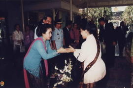 Ibu Chappy Hakim ( istri Gubernur AAU Yogyakarta) sedang menerima kehadiran ibu Syarwan Hamid (Is...