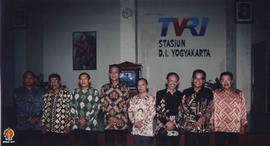 Usai berdialog para Nara sumber foto bersama di depan TVRI stasiun YK dari kiri Bupati Bantul Idh...