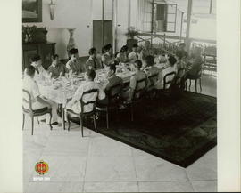 Presiden Soekarno dan Ibu Hartini sedang  memberikan penjelasan kepada rombongan Residen Tobing p...