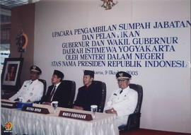 Sri Sultan Hamengku Buwono X berbincang-bincang dengan Menteri Dalam Negeri di samping Ketua DPRD...