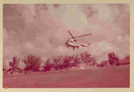 Helikopter take off setelah mengantar Wakil Presiden RI, Sri Sultan Hamengku Buwono IX untuk mere...