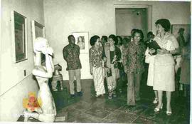 Nyonya Tamara Fraser melihat-lihat di Balai Seni Rupa Jakarta.