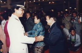 Drs. Suprastowo Wakil Ketua DPR Prop. DIY sedang memberikan ucapan selamat kepada Sri Sultan HB X...