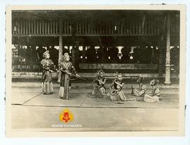 Para penari sedang menarikan tari kesukaan Sri Sultan HB VIII yaitu Tari Srimpi Cina.