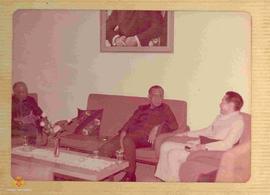 Sri Sultan Hamengku Buwono IX berbincang- bincang dengan Gubernur Bengkulu setelah mengadakan per...