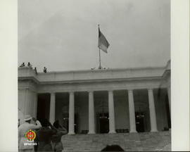 Penghormatan pada saat pengibaran Bendera Merah Putih setelah penyerahan kedaulatan RI.