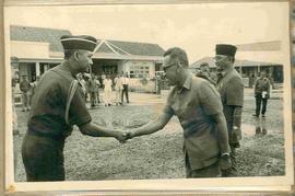Sri Sultan Hamengku Buwono IX didampingi Moenadi berjabat tangan dengan seorang pejabat TNI setib...