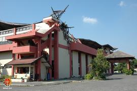 Kerusakan Gedung Olah Raga Among Rogo di Jalan Kenari No. 1 Yogyakarta, atap gedung runtuh tidak ...