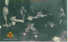 Suasana ramah tamah saat kunjungan kehormatan Wakil Presiden Yugoslavia Stevan Doronjski dan romb...